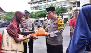 Ramadhan Penuh Kepedulian, Polda Jambi Turun ke Jalan Bagikan Ratusan Takjil dan Sembako