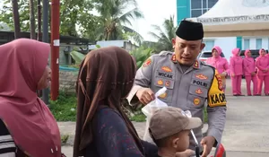 Kapolres Tanjab Barat Turun ke Jalan, Bersama Bhayangkari Tebar Takjil dan Pesan Kamtibmas di Kuala Tungkal
