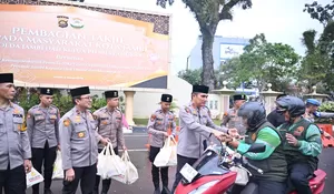 Kapolda Jambi Turun ke Jalan, Gandeng Bhayangkari, OKP dan Ormas Berbagi Takjil untuk Ojek Online dan Warga
