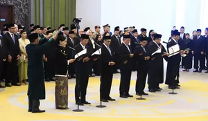 Ketua MA Sunarto Lantik 7 Komisioner OJK, Era Baru Pengawasan Keuangan Dimulai