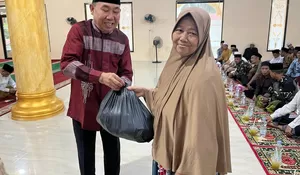 Ketua DPRD Tanjab Barat Hamdani Hadiri Bukber, Salurkan Bantuan Sembako untuk Warga Kampung Baru