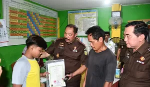 Kisah Kajati Jambi Rogoh Kocek Pribadi demi Lunasi Tunggakan Sekolah 2 Siswa MI
