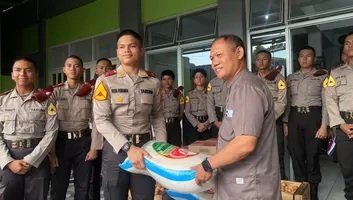 Tanamkan Kepedulian Sejak Dini, Taruna Akpol Batalyon Manggala Satya Gelar Bakti Sosial di Panti Jompo Aisyiyah Solo 