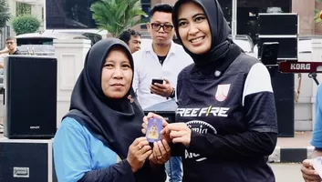 Dorong Digitalisasi UMKM, Astrid Widayani Serahkan KTA Digital Komunitas PUS