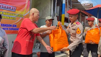 Taruna Akpol Angkatan 60 Renovasi MCK dan Berikan Tandon Air untuk Warga Sangkrah Solo
