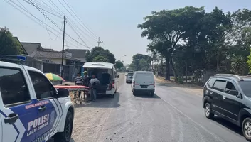 Kecelakaan Truk dan Kawasaki Ninja di Talun Blitar, Dua Remaja Dilarikan ke Rumah Sakit
