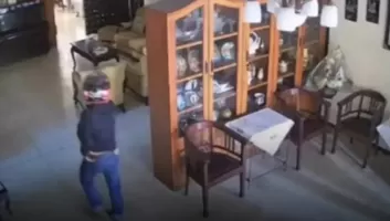 Terekam CCTV! Rumah Mantan Wali Kota Surabaya Dibobol Maling, Gerak-Gerik Pelaku Acak-Acak Lemari dan Curi Bolpoin Jadi Sorotan, Begini Kronologinya