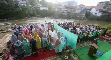 Salat Idulfitri 1446 Hijriyah di Tepi Sungai Cisadane Bogor