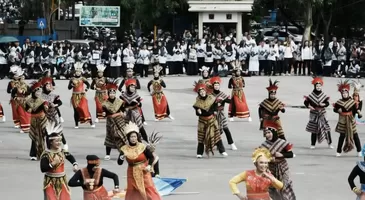 BALIKPAPAN RAYAKAN DEDIKASI GURU LEWAT UPACARA HGN DAN HUT PGRI KE-80