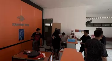 PELAKU AKSI BRUTAL DI KANTOR POS SEPINGGAN MASIH DIBURU