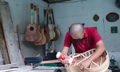 Lapas Cibinong Bekali Warga Binaan Keterampilan Membuat Gitar, Buka Peluang Usaha