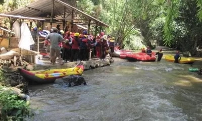 Kemarau, Warga Bogor Sulap Sungai Kalibaru Jadi Wisata Ngalun Rp5 Ribu
