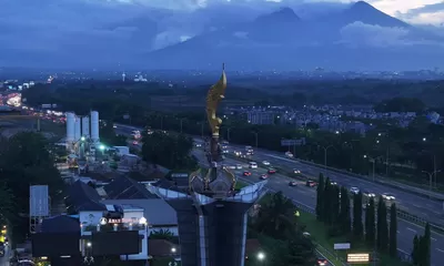 Tegaskan Identitas Sunda, Rudy Susmanto Percantik Sentul dengan Ikon Kujang Raksasa