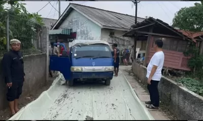 Pantau Betonisasi Jalan Cikeas Ilir, Kades Ciangsana Pastikan Pembangunan Berjalan