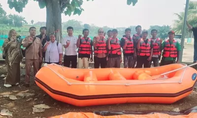 Pemdes Kemang Terima Bantuan Dua Perahu dan Mesin Rumput, Dukung Pelestarian Setu Kemang