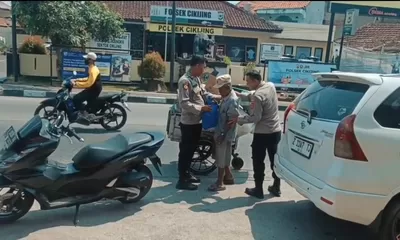 Personel Polsek Cikijing Salurkan Bantuan Sembako Kepada Pengepul Barang Bekas.