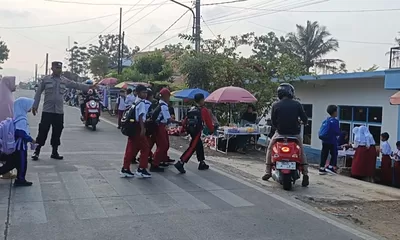 Gatur Pagi, Personel Polsek Cikijing Berikan Pelayanan Kepada Anak-Anak Sekolah dan Masyarakat Pengguna Jalan