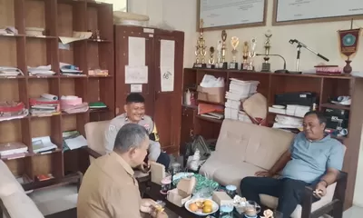 Pererat Sinergi dengan Pemerintah Desa, Bhabinkamtibmas Polsek Cigasong Sambang Dialogis ke Desa Tenjolayar