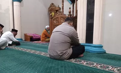 Sampaikan Imbauan Kamtibmas Usai Shalat Subuh, Bhabinkamtibmas Polsek Panyingkiran Sambangi Jamaah Masjid Darussalam Desa Karyamukti