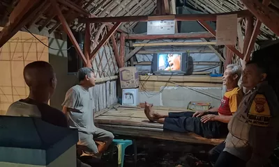 Jaga Kondusifitas Lingkungan Malam Hari, Bhabinkamtibmas Polsek Panyingkiran Sambangi Satkamling Desa Binaannya