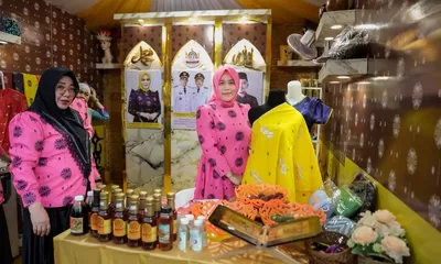 Parigi Moutong Pamerkan Bomba Saga Kain Tenun Khas Hasil Sayembara di Pameran UMKM Sigi