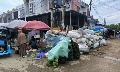 Bau Busuk Karung Sampah di Pasar Pekkabata Polman Lumpuhkan Jual Beli