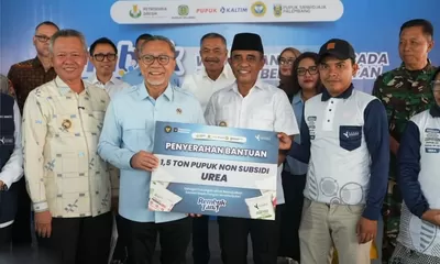Menko Pangan dan Gubernur Anwar Hafid Salurkan 3 Ton Pupuk di Sigi