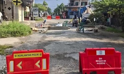 Boikot Janji Politik, Warga Parigi Moutong Patungan Tambal Sendiri Jalan Rusak