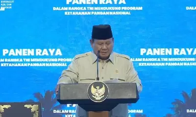Prabowo Subianto Tantang Pengkritik Harga Beras Tanam Padi Sendiri saat Panen Raya di Malang