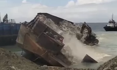 Tongkang Batu Gajah Terbalik di Jetty Labota Morowali, Operator Excavator Selamat Usai Melompat