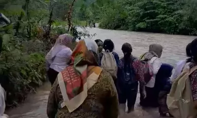 Bertaruh Nyawa Demi Sekolah, Siswa SMP Batui Banggai Seberangi Sungai Deras Tanpa Jembatan