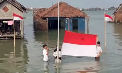 Potret Warga Timbulsloko Demak Gelar Upacara HUT ke-81 RI di Tengah Banjir Rob
