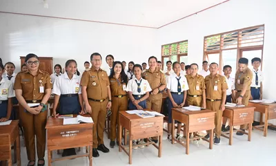 Kunjungi Dua Sekolah, Bupati Kupang Yosef Lede Soroti Tunjangan Sertifikasi Guru hingga Fokus Benahi Pendidikan