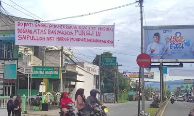 Spanduk Berisi Kritik terhadap Bupati Mandailing Natal Muncul di Panyabungan