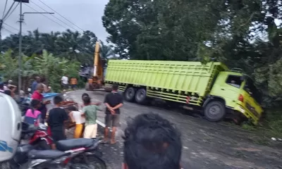 Truk Tronton Terguling di Tikungan Desa Sisipan, Arus Lalu Lintas Sempat Macet