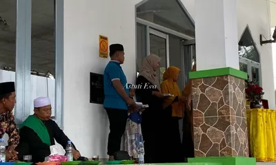Santunan Anak Yatim di Desa Karang Gading, Bingkisan Khusus Diserahkan kepada Kepala Desa sebagai Bentuk Apresiasi.