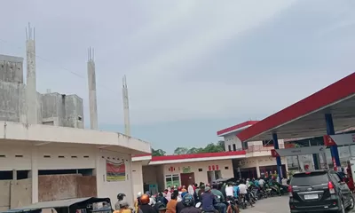 Antrian Panjang Warga Membeli BBM Terjadi di Sejumlah SPBU di Sumatera Utara.