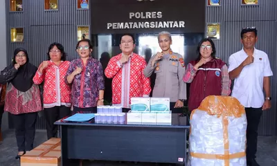 Wali Kota Pematangsiantar menyerahkan bantuan alat tes urine kepada Polres Pematangsiantar. 