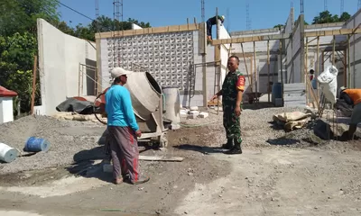 Gotong Royong Bangun Rumah Warga, Babinsa Nogosari Perkuat Kemanunggalan TNI dan Rakyat