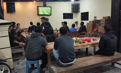 Anggota TNI Kodim 0725/Sragen Bersama Masyarakat Nobar Piala Dunia di jajaran kodim 0725/Sragen.