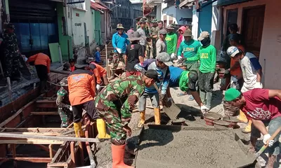 Terik Sinar Matahari Tak Surutkan Satgas TMMD, Ormas dan Warga Dalam Pengecoran Begesteng Kanan Kiri Saluran Air