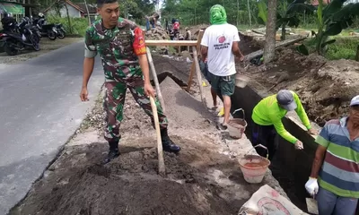 Babinsa Denggungan Turun Tangan Bangun Talud, Wujud Nyata TNI Bersama Rakyat Perkuat Akses Jalan Desa