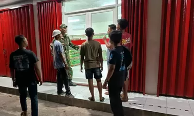 Danramil 03 Serengan Terjun Langsung & Semangati Satgas TMMD, Ormas, Warga Dalam Pengecoran Begesteng Sasaran Saluran Air