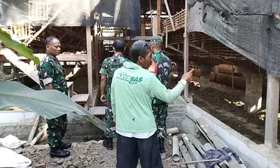 Babinsa Turun ke Kandang, Suntik Semangat Peternak Ayam Petelur Hadapi Tantangan Usaha
