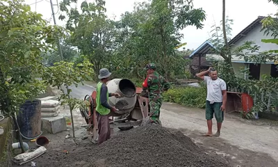 Babinsa Koramil 10/Sambi dan Warga Kompak Gotong Royong Bangun Talud di Tempursari