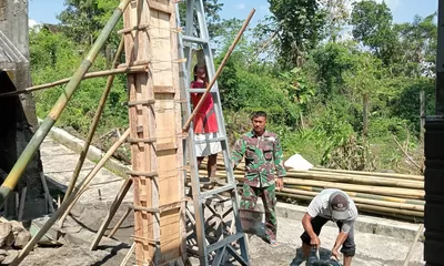 Babinsa Koramil 04/Teras Bantu Cor Tiang Rumah Warga, Wujud Nyata Kemanunggalan TNI dengan Rakyat