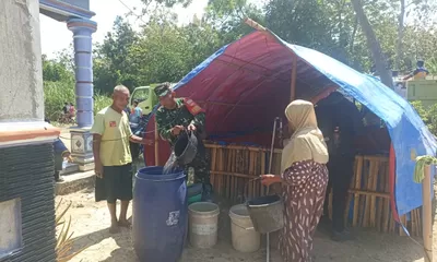 Babinsa Dampingi BBWS Bengawan Solo Salurkan 8.000 Liter Air Bersih untuk Warga Terdampak Kekeringan di Gesi