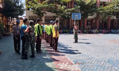 Disiplin Tak Cukup Diajarkan di Kelas, Babinsa Gembleng Mental Siswa SMKN 1 Gesi Lewat Latihan PBB
