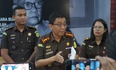 TERSANGKA PERKARA DUGAAN TINDAK PIDANA KORUPSI PENEBANGAN KAYU DI KAWASAN   AGROPOLITAN SIOSAR MENYERAHKAN DIRI, KEJAKSAAN NEGERI KARO LAKUKAN   PENAH