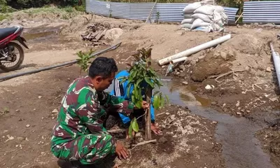 Hijaukan Lereng Sungai, Babinsa Mliwis Bersama Warga Tanam Pohon Demi Cegah Banjir dan Longsor